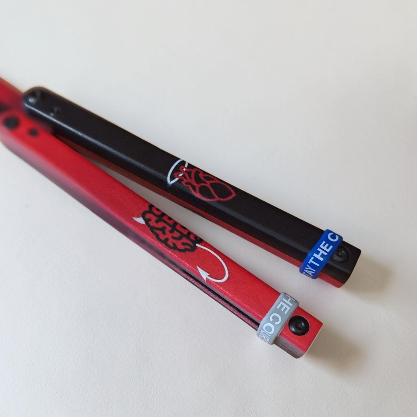 JKR 0849 drugelio tipo (Balisong) treniruočių peilis, 11 cm, plastikinis, lengvas