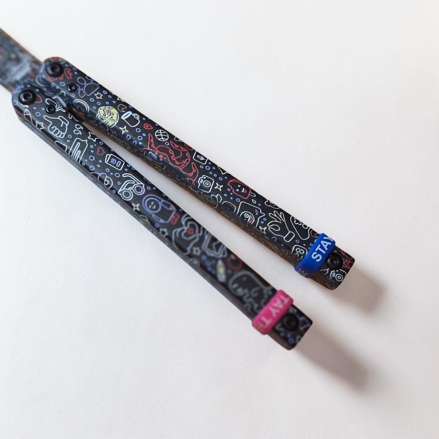 JKR 0850 drugelio tipo (Balisong) treniruočių peilis, 11 cm, plastikinis, lengvas