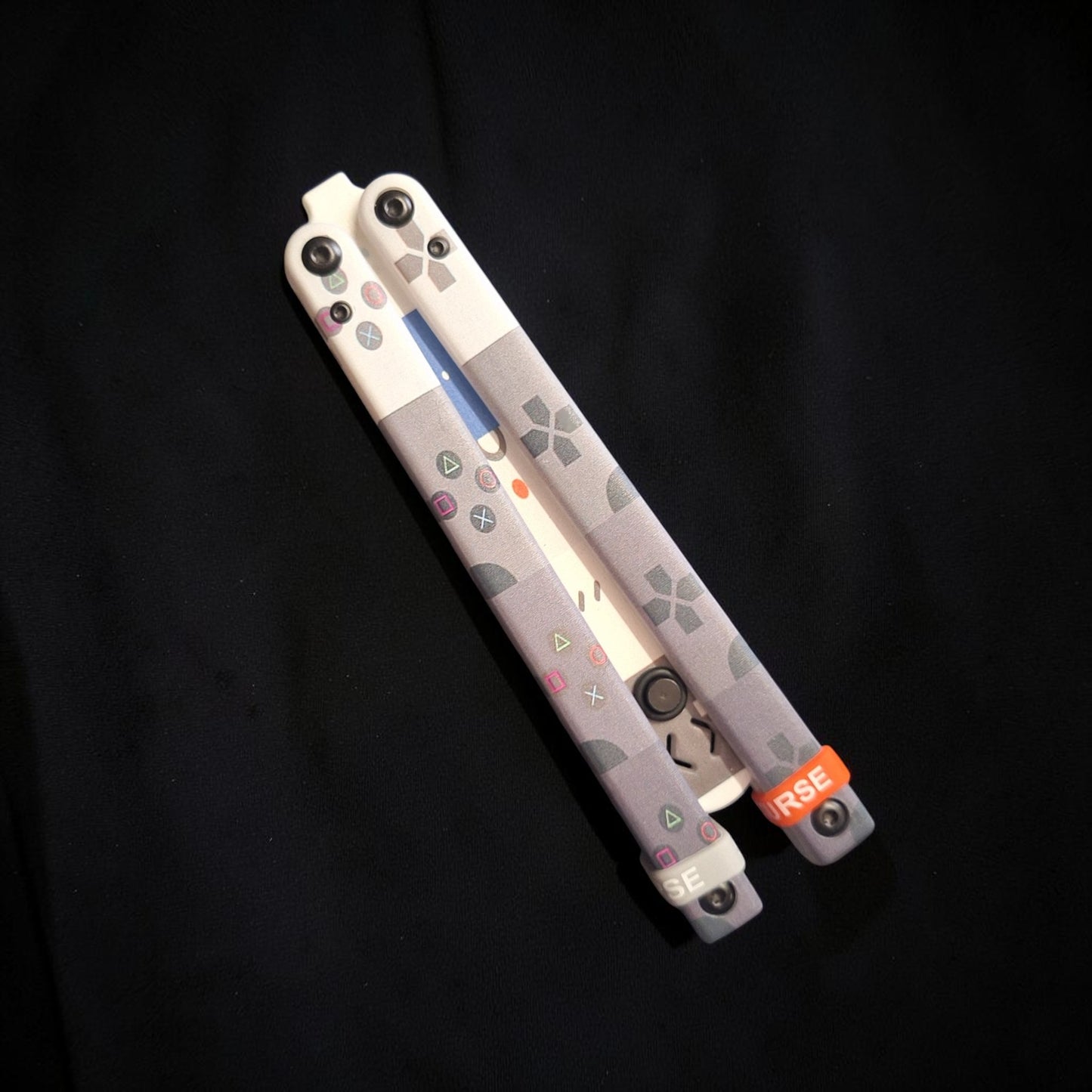 JKR 0846 drugelio tipo (Balisong) treniruočių peilis, 11 cm, plastikinis, lengvas