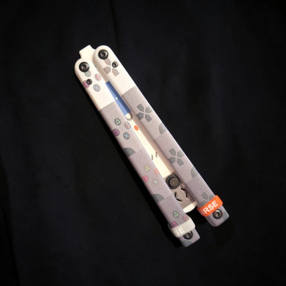 JKR 0846 drugelio tipo (Balisong) treniruočių peilis, 11 cm, plastikinis, lengvas