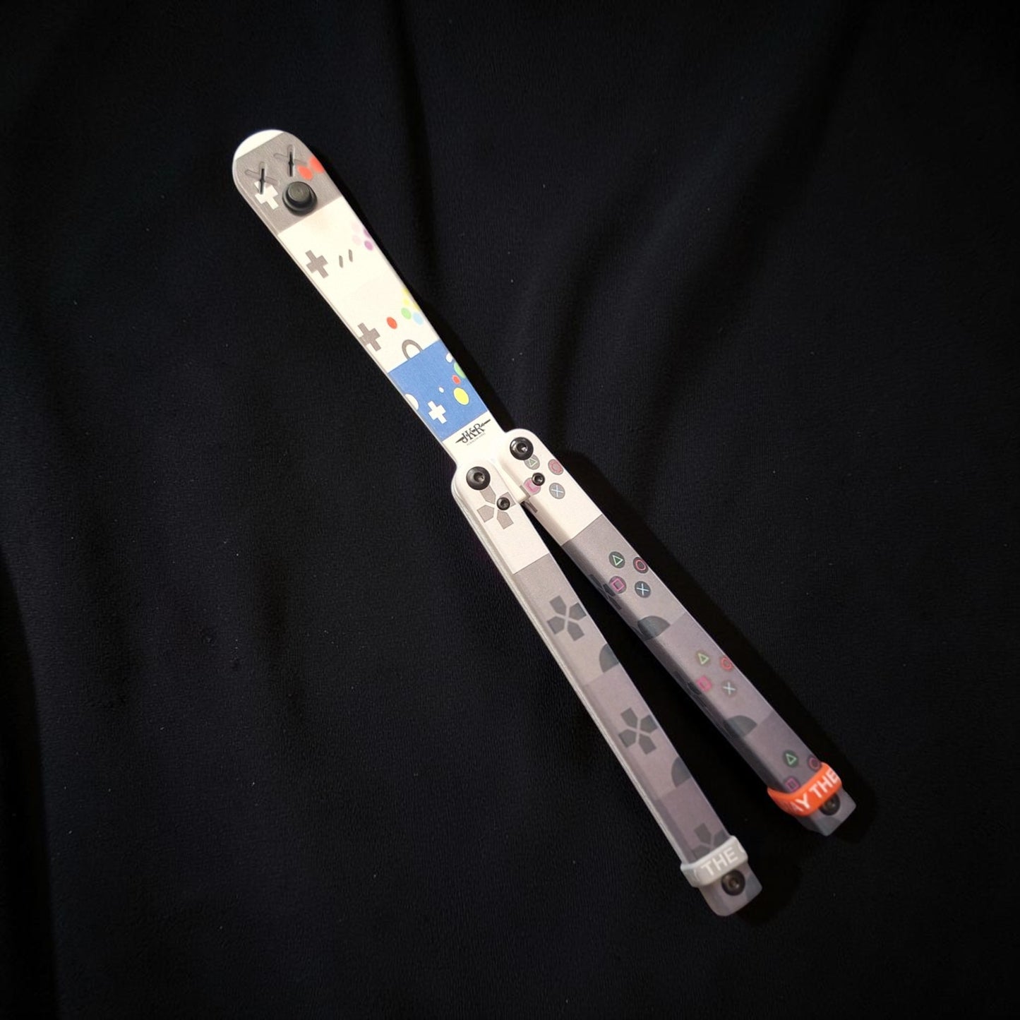 JKR 0846 drugelio tipo (Balisong) treniruočių peilis, 11 cm, plastikinis, lengvas