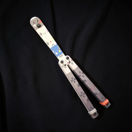 JKR 0846 drugelio tipo (Balisong) treniruočių peilis, 11 cm, plastikinis, lengvas