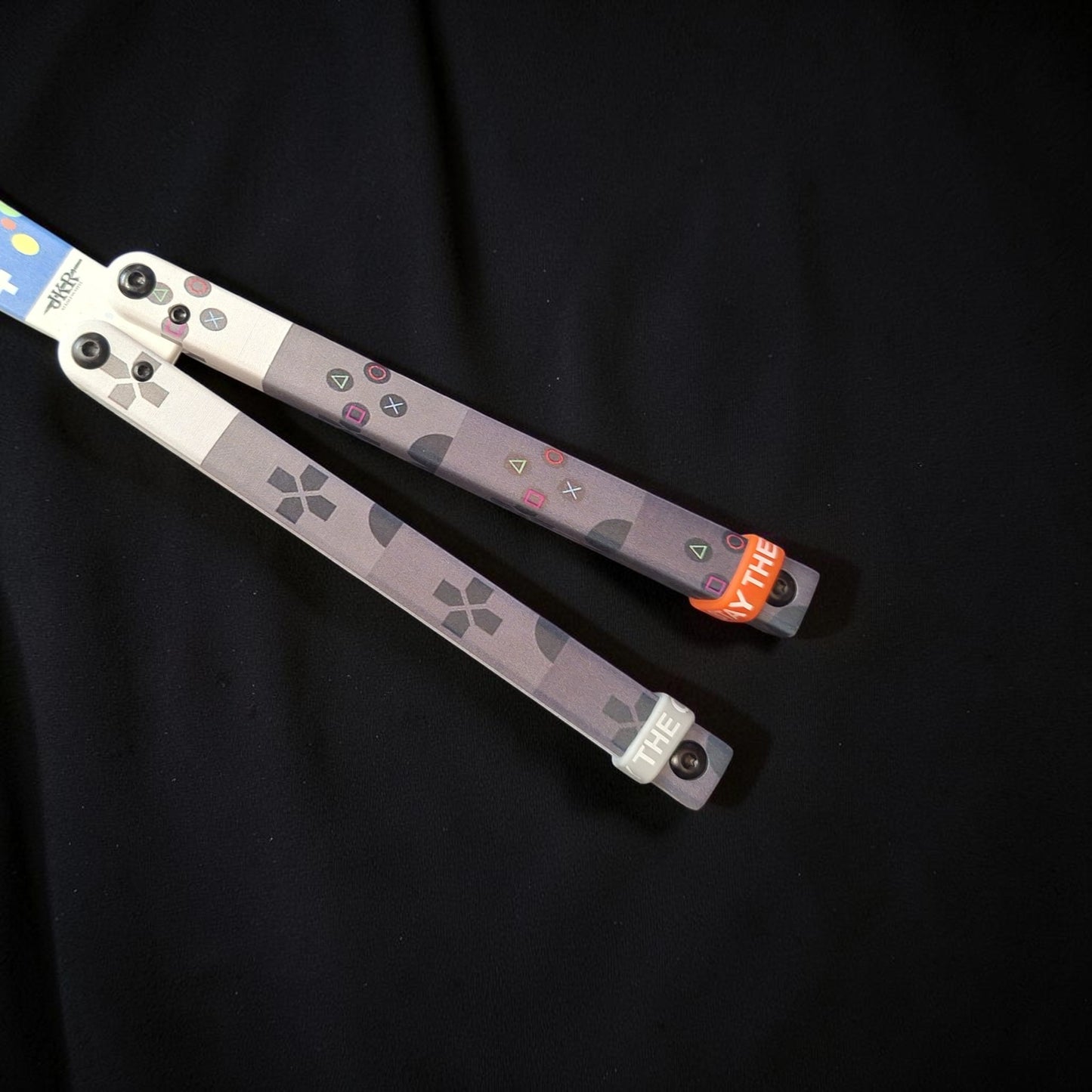 JKR 0846 drugelio tipo (Balisong) treniruočių peilis, 11 cm, plastikinis, lengvas