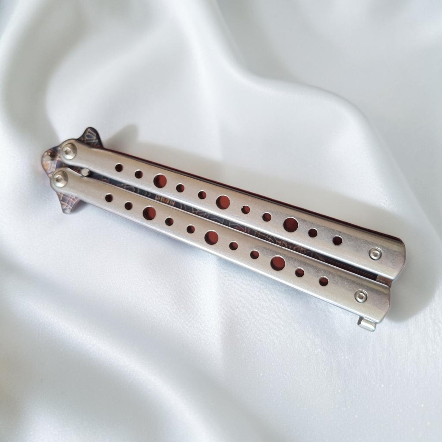 JKR 646 Drugelio tipo peilis (Balisong) 3Cr13, Raudonas/Sidabrinis