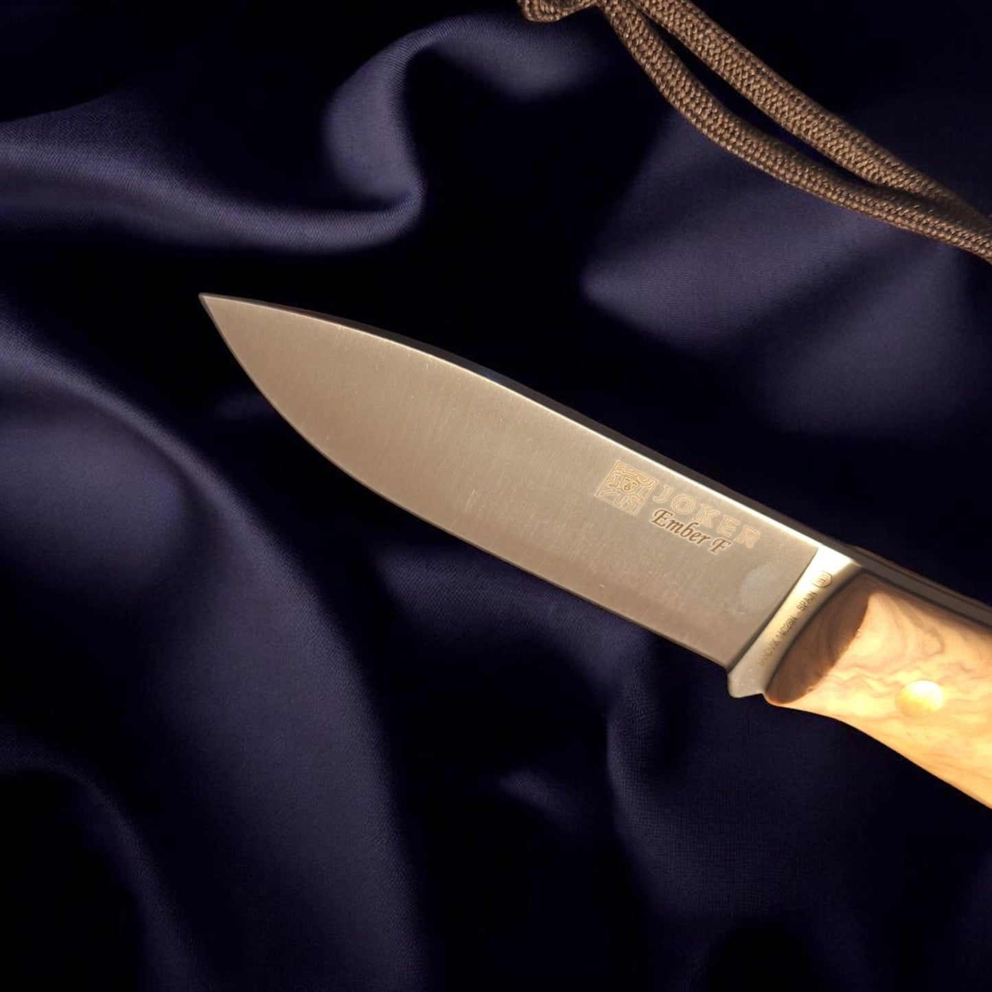 Joker Ember F CO123 bushcraft ir išgyvenimo peilis su alyvmedžio rankena, 10,5 cm