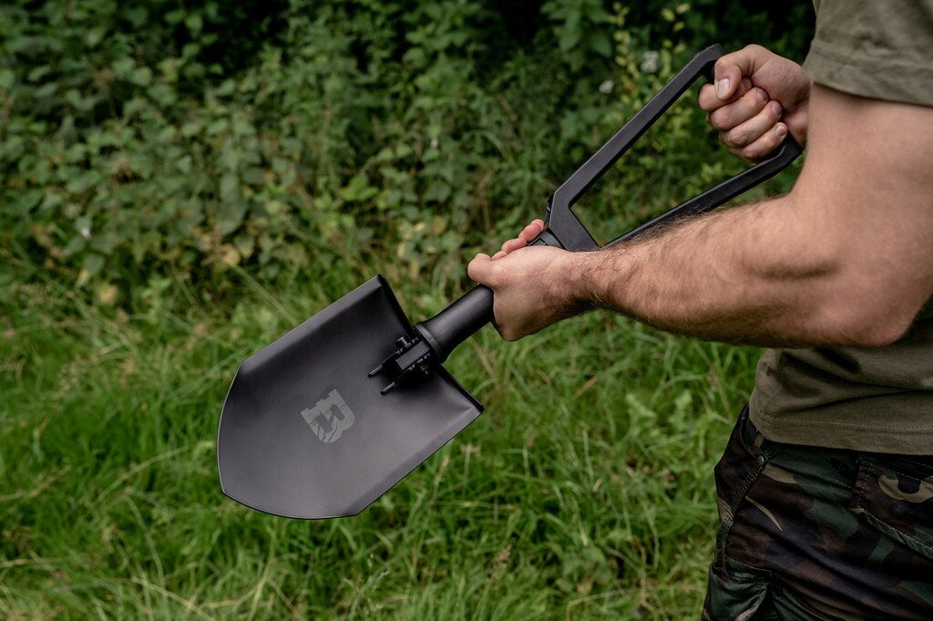 3 viename sulankstomas taktinis kastuvas – išlikimui